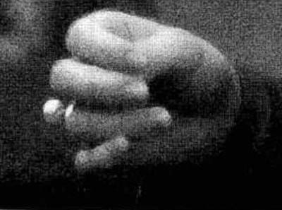 小川彩佳アナの右手薬指にはめられたパールの指輪