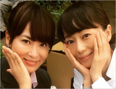 鈴木砂羽と葉月里緒奈のツーショット