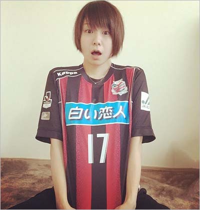 コンサドーレ札幌のユニフォームを着用した田中美保