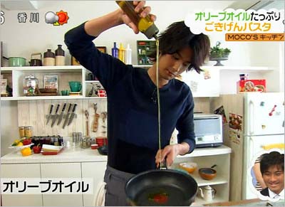 オリーブオイルを大量投入する速水もこみち