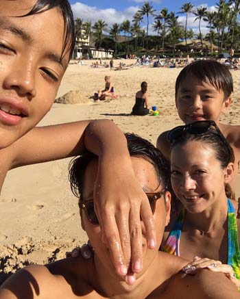 土屋アンナと家族の写真