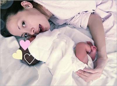 土屋アンナと長女の写真