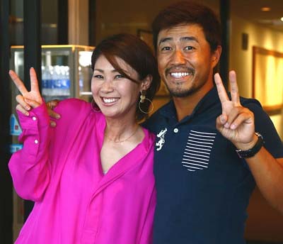 古閑美保と小平智のツーショット写真