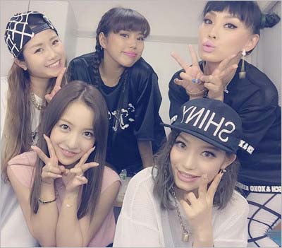 板野友美と武田舞香、バックダンサーたち