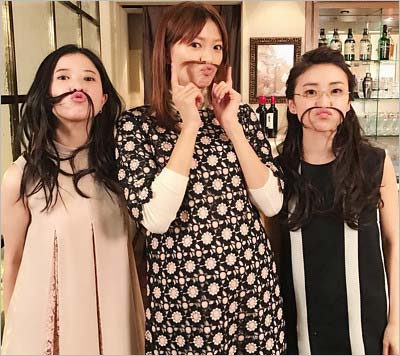 ゆったり衣装を着用する榮倉奈々の写真2枚目