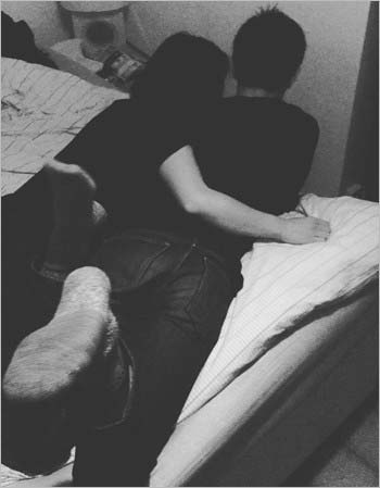 インスタグラムから流出の三浦春馬&菅原小春のベッド写真