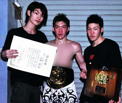 双子のキックボクサー・江幡睦・塁選手と三浦春馬のスリーショット