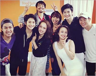 江幡塁選手がインスタグラムに投稿した舞台『キンキーブーツ』出演者たちとの写真