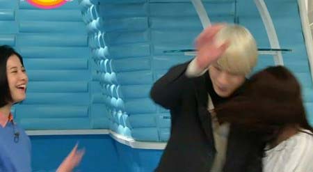 『ZIP！』吉高由里子が坂口健太郎を突き飛ばし、小熊美香アナに接触した放送事故（ハプニング）場面のキャプチャー4枚目