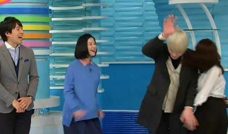『ZIP！』吉高由里子が坂口健太郎を突き飛ばし、小熊美香アナに接触した放送事故（ハプニング）場面のキャプチャー5枚目