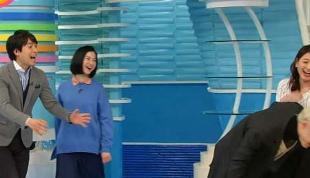 『ZIP！』吉高由里子が坂口健太郎を突き飛ばし、小熊美香アナに接触した放送事故（ハプニング）場面のキャプチャー7枚目