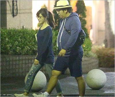 バナナマン・日村勇紀と神田愛花、女性自身撮影のツーショット写真