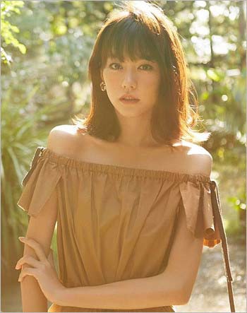 か細い桐谷美玲の上半身