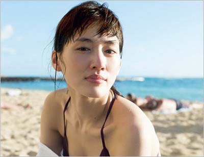 綾瀬はるかが最新写真集『BREATH』