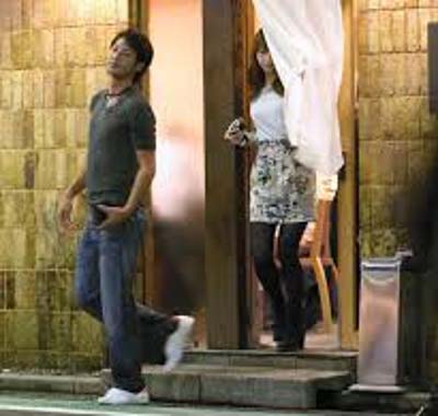 石川雄洋と秋元玲奈がラーメン屋から退店時のフライデー