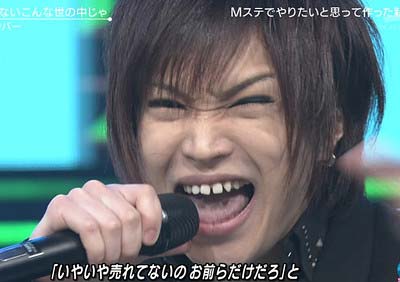 『#CDが売れないこんな世の中じゃ』の歌唱シーン2枚目