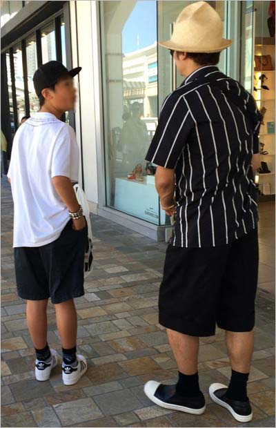 香取慎吾と謎の少年のツーショット写真（後ろ姿）