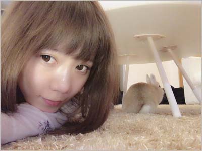 MACOとペットのウサギ、白いテーブルが写る写真