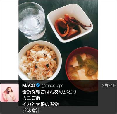 MACOが投稿した黒いテーブルに食事が並ぶ写真