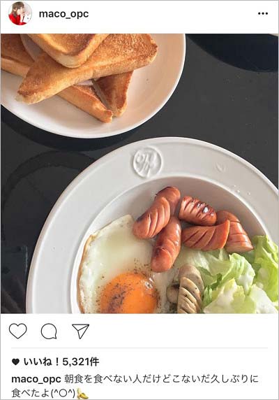 MACOがインスタに投稿した黒いテーブルに食事が並ぶ写真