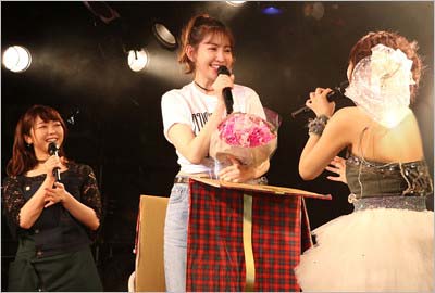 高橋みなみのバースデーライブ『Minami Takahashi 26th Birthday Live 2017』に参加した小嶋陽菜や峯岸みなみ