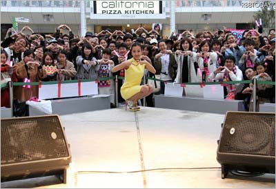 「ラゾーナ川崎プラザ」で撮影の板野友美とファンらの集合写真