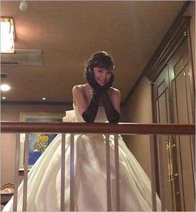 松田栞がインスタグラムに投稿したウェディングドレス姿の写真