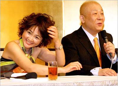 金屏風前で離婚会見をした泰葉と春風亭小朝