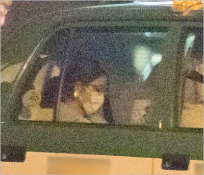 女性セブン撮影したタクシーに乗る石原さとみ