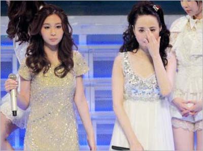 神田沙也加が紅白出場し、涙を拭う母親・松田聖子