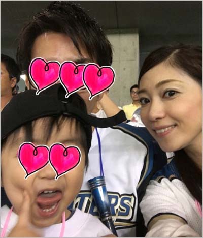 飯田圭織と夫（7HOUSEのケンジ）、次男のスリーショット