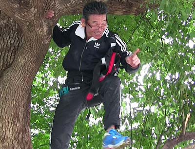 ネット企画「寛平埋蔵樹~木のぼりトレジャーハンター~」で木登りする間寛平