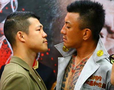 『亀田興毅に勝ったら1000万』の調印式・記者会見、北関東最大の暴走族の元総長・ユウタ(右)と睨み合う亀田興毅(左)