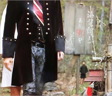 『貴族探偵』4話、幽霊が登場?少年の人影が写り込んでいたシーン(アップ)