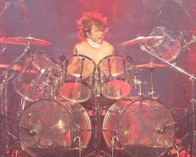 YOSHIKIのドラムプレイ時の姿