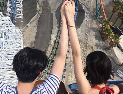 水原希子とネイリスト・松永英地、ジェットコースター手繋ぎ