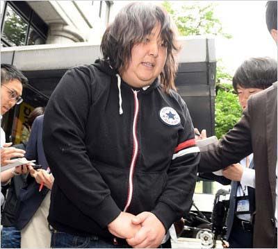 報道陣の取材に応じたガリガリガリクソン容疑者