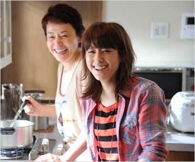 IMALUと大竹しのぶがヤマサ醤油『昆布つゆ白だし』のTVCMで初めて親子共演した時の写真