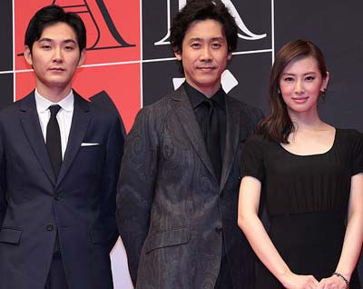 映画『探偵はBARにいる3』出演の松田龍平、大泉洋、北川景子