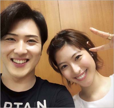 尾上松也と瀧本美織のツーショット2枚目