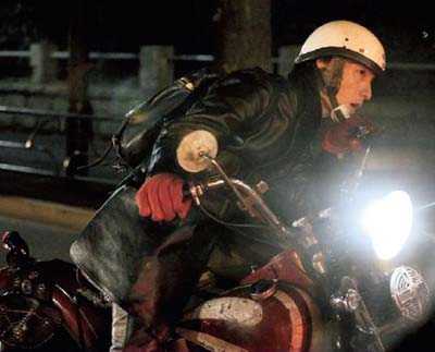 『フライデー』が撮影したハーレーに跨る草彅剛の写真2枚目