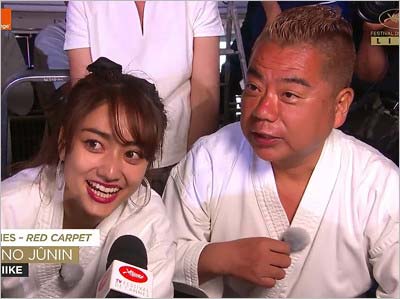 カンヌ国際映画祭で海外メディアの取材を受ける出川哲朗&谷まりあのツーショット