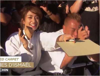 カンヌ国際映画祭でハリウッド俳優のサインを求める出川哲朗&谷まりあのツーショット2枚目