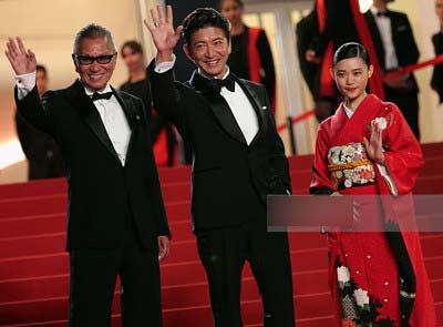『第70回カンヌ映画祭』レッドカーペットで撮影の杉咲花、木村拓哉、三池崇史監督2枚目