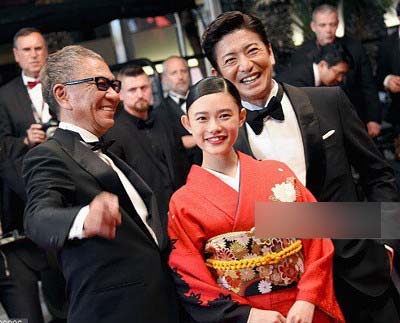 『第70回カンヌ映画祭』レッドカーペットで撮影の杉咲花、木村拓哉、三池崇史