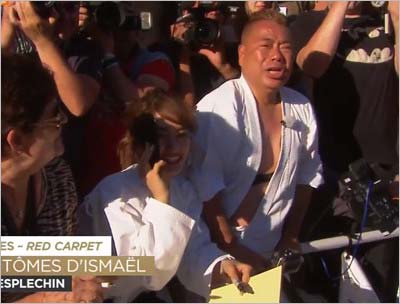 カンヌ国際映画祭でハリウッド俳優のサインを求める出川哲朗&谷まりあのツーショット