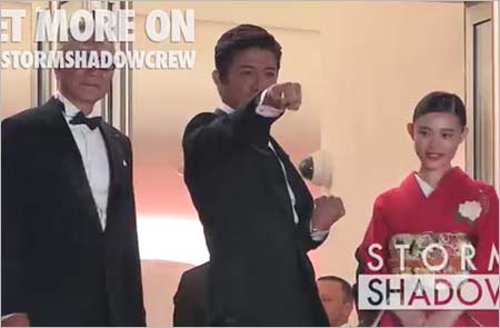 木村拓哉がカンヌ国際映画祭で披露した正拳突きのポーズ