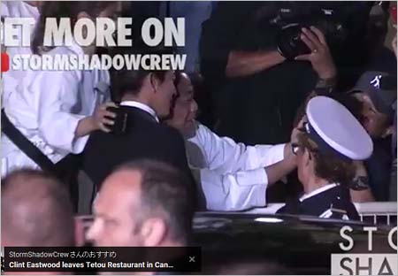 カンヌ国際映画祭のレッドカーペット登場時に、出川哲朗、谷まりあと記念撮影する木村拓哉