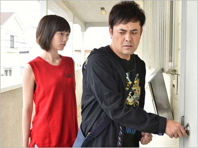 有田哲平が主演のドラマ『わにとかげぎす』、くりぃむ有田と本田翼が共演のシーン
