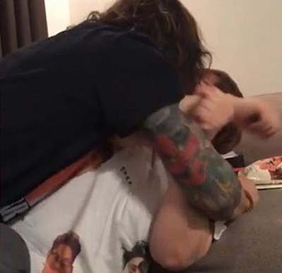 SUPER BEAVERの渋谷龍太がハリセンボン・近藤春菜にキスを迫っている動画のワンシーン